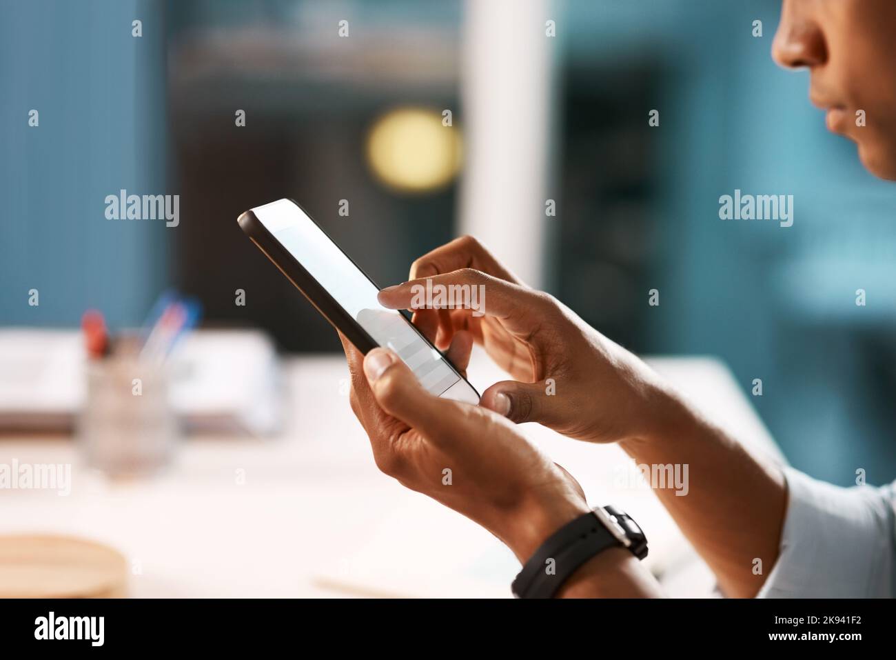 HES fügt seinen Geschäften eine nette Note hinzu: Ein nicht erkennbarer Geschäftsmann, der ein digitales Tablet benutzt, während er spät in seinem Büro arbeitet. Stockfoto