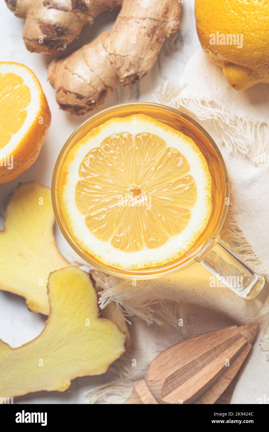 Ingwer-Tee in Glaskrug, Blick von oben. Winter-Vitamingetränk zur Stärkung der Immunität. Stockfoto