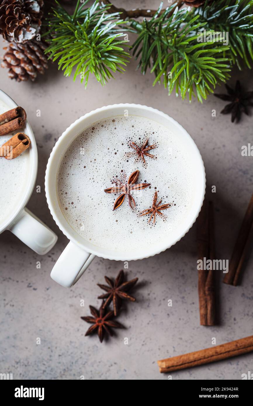 Hausgemachter Chai Latte mit Zimt und Sternanis in einer weißen Tasse ...