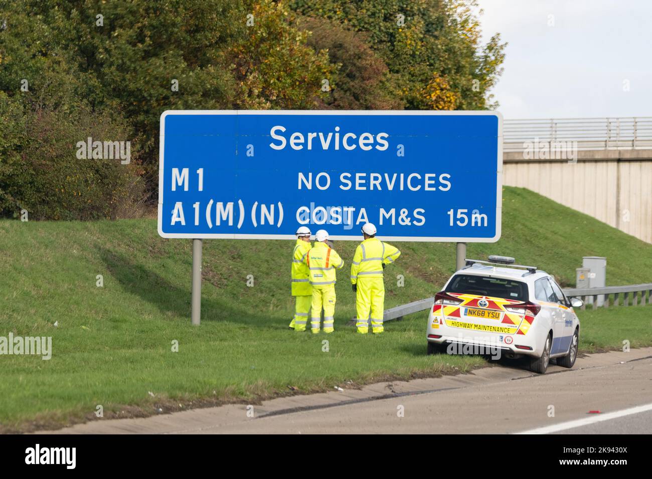 M1-A1 Verbindungsstraße - Arbeiter von Balfour Beatty stehen vor dem Autobahnschild auf der M1-A1 Verbindungsstraße in der Nähe von Leeds, England, Großbritannien Stockfoto