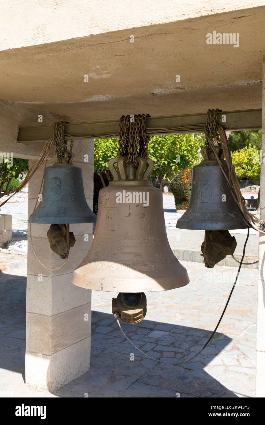 Vor dem Kloster Moni Thari hängen die Glocken der Glocken. Das Kloster ist eines der wichtigsten religiösen Denkmäler auf der Insel Rhodos. Stockfoto