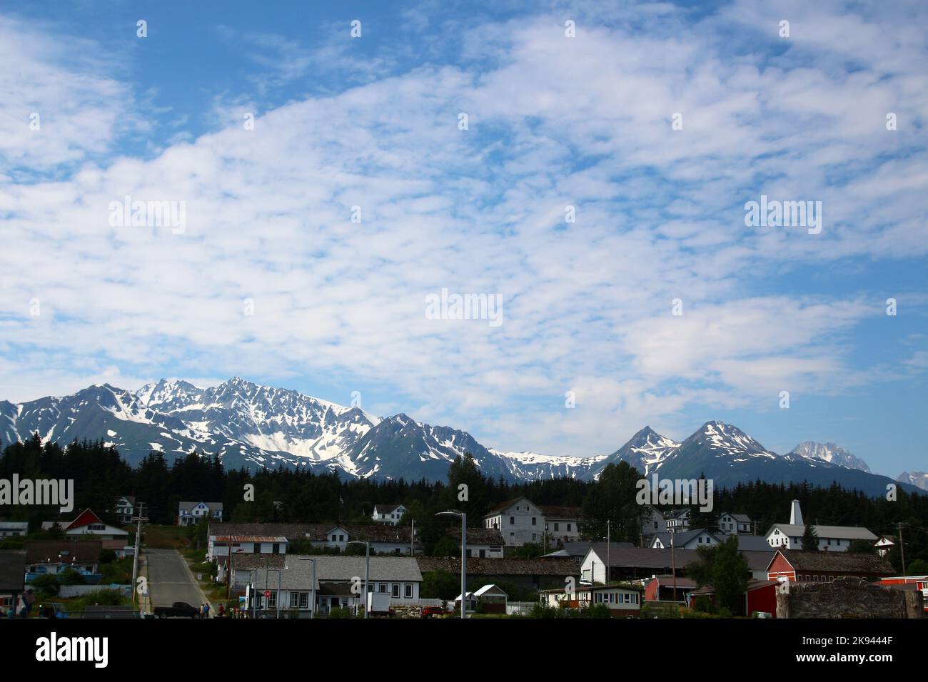 Blick auf Fort William H. Seward vom Chilkoot Inlet und die Berge im Hintergrund, Haines, Alaska, USA Stockfoto