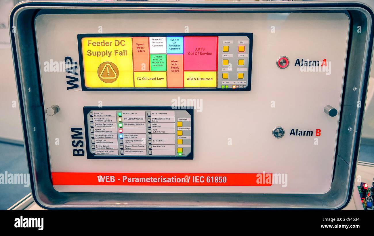 Warnmeldung auf dem Display des digitalen Herstellers. Fehler bei der DC-Versorgung der Zuführung. Mangel an Öl. Stockfoto
