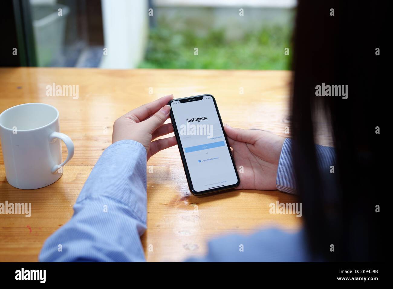 CHIANG MAI, THAILAND - Jun 30, 2022 : Frau Hand hält Smartphone-Handy mit Login-Bildschirm der instagram-Anwendung. Instagram ist am größten und am meisten Stockfoto