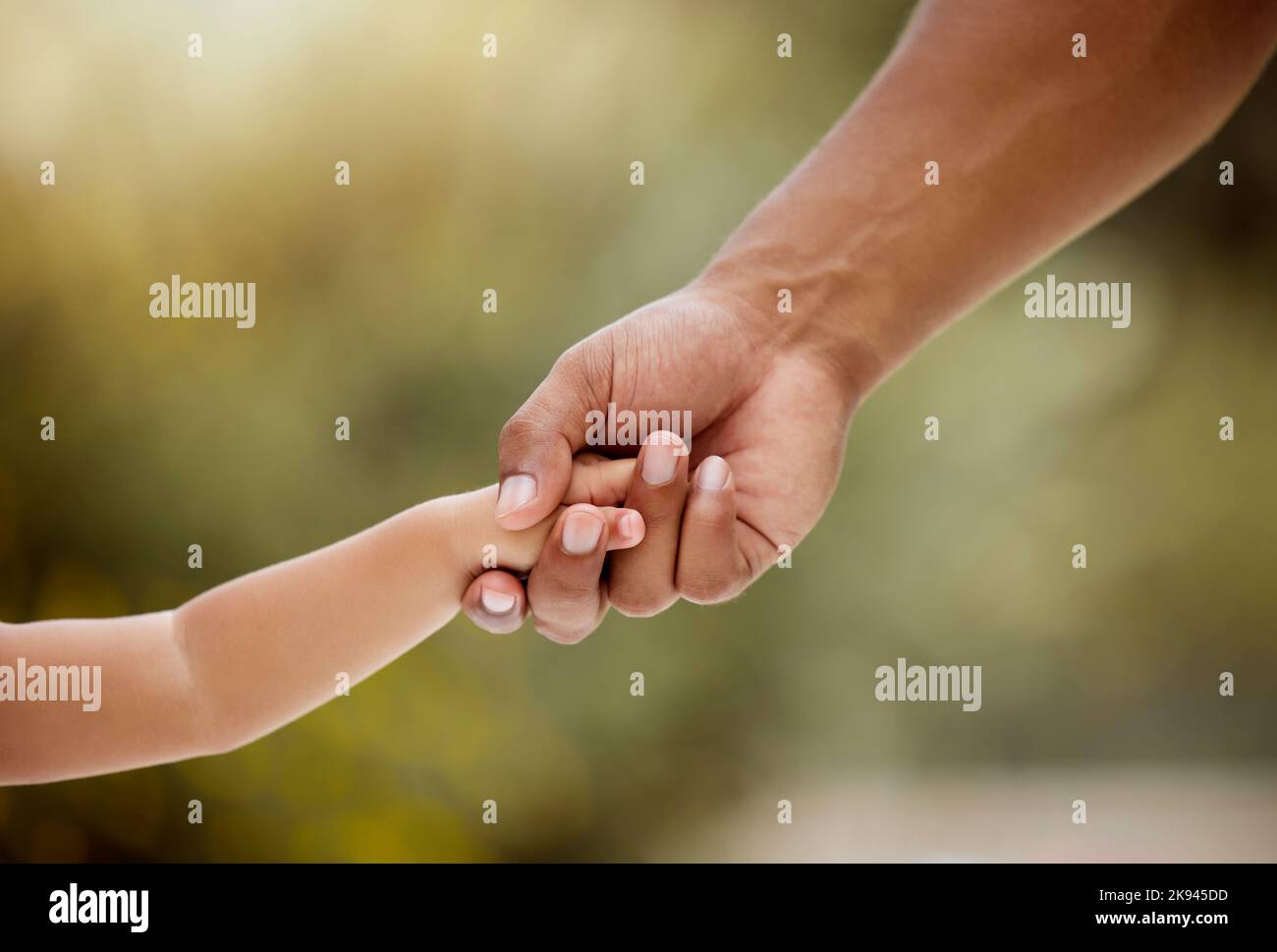 Pflege, Unterstützung und Hände halten für Jugendliche, Vertrauen und Generation vor einem verschwommenen Hintergrund. Hand der Eltern- und Kinderarme in fürsorglicher Beziehung Stockfoto