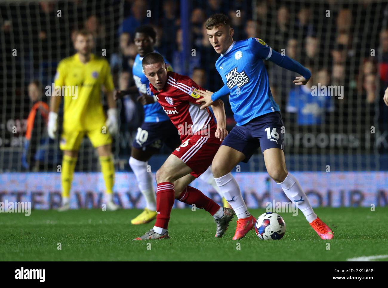 Peterborough, Großbritannien. 25. Oktober 2022. Liam Coyle (AS) Harrison Burrows (PU) beim Peterborough United gegen Accrington Stanley EFL League One Match im Weston Homes Stadium, Peterborough, Cambridgeshire. Kredit: Paul Marriott/Alamy Live Nachrichten Stockfoto