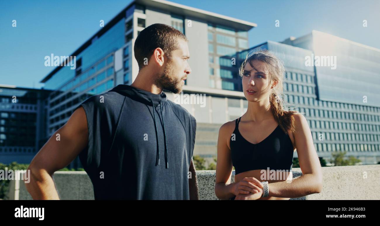 Starke Menschen umgeben sich mit starken Menschen. Ein junges Paar, das gemeinsam in der Stadt trainiert. Stockfoto
