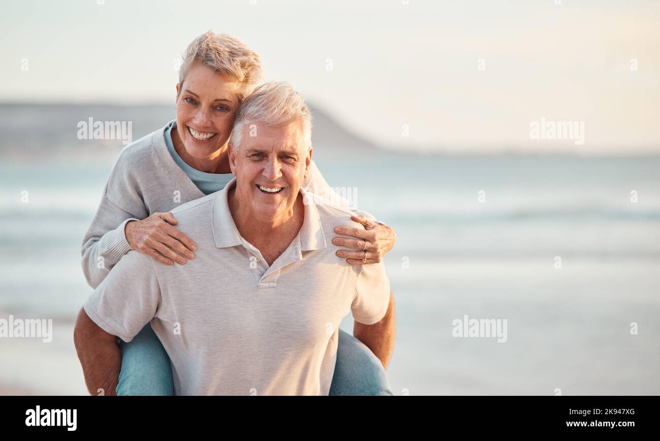 Sparschwein, Liebe und Seniorenpaar mit Lächeln, Abenteuer und Bindungen zusammen auf Reisen zum Spaß, Jubiläum und im Freien. Romantischer, reifer Mann und Stockfoto