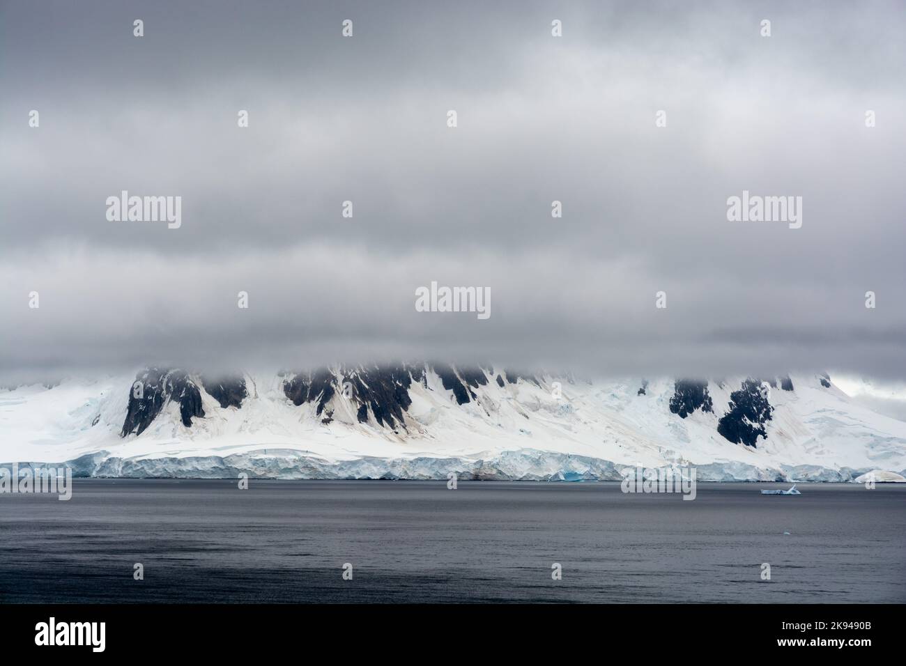 Niedrige Wolke bedeckt Gipfel der Insel in gerlache Meerenge. antarktische Halbinsel. antarktis Stockfoto