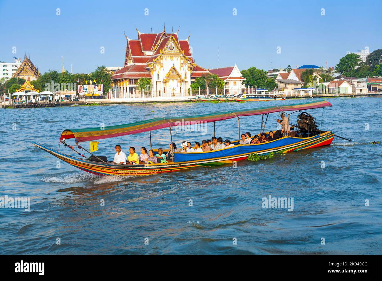 Bangkok, Thailand - 4. Januar 2010: Menschen im Boot am Fluss Mae Nam Chao Phraya in Bangkok, Thailand. Die Fähre ist ein regelmäßiger öffentlicher Dienst Stockfoto