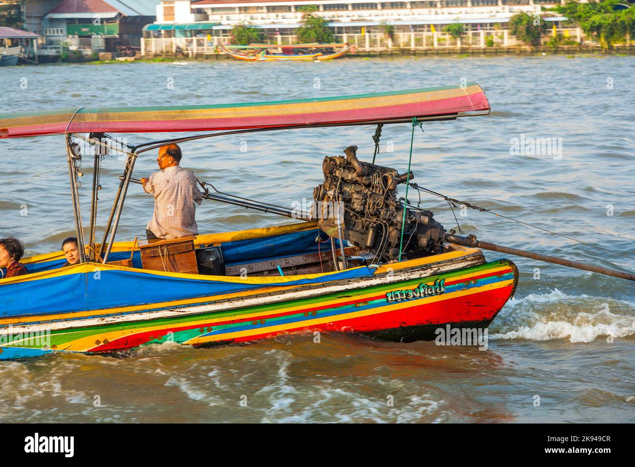 Bangkok, Thailand - 4. Januar 2010: Menschen im Boot am Fluss Mae Nam Chao Phraya in Bangkok, Thailand. Die Fähre ist ein regelmäßiger öffentlicher Dienst Stockfoto