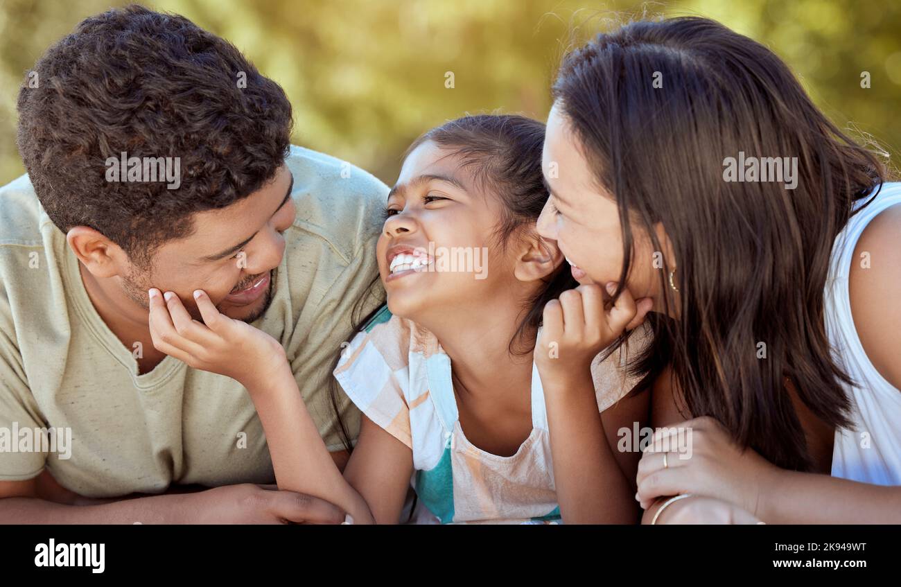 Familie, Bindung und Liebe Lächeln einer Mutter, Vater und Mädchen zusammen im Freien zeigen Glück in der Natur. Glückliche Mutter, Vater und Kleinkind, die sich glücklich fühlen Stockfoto
