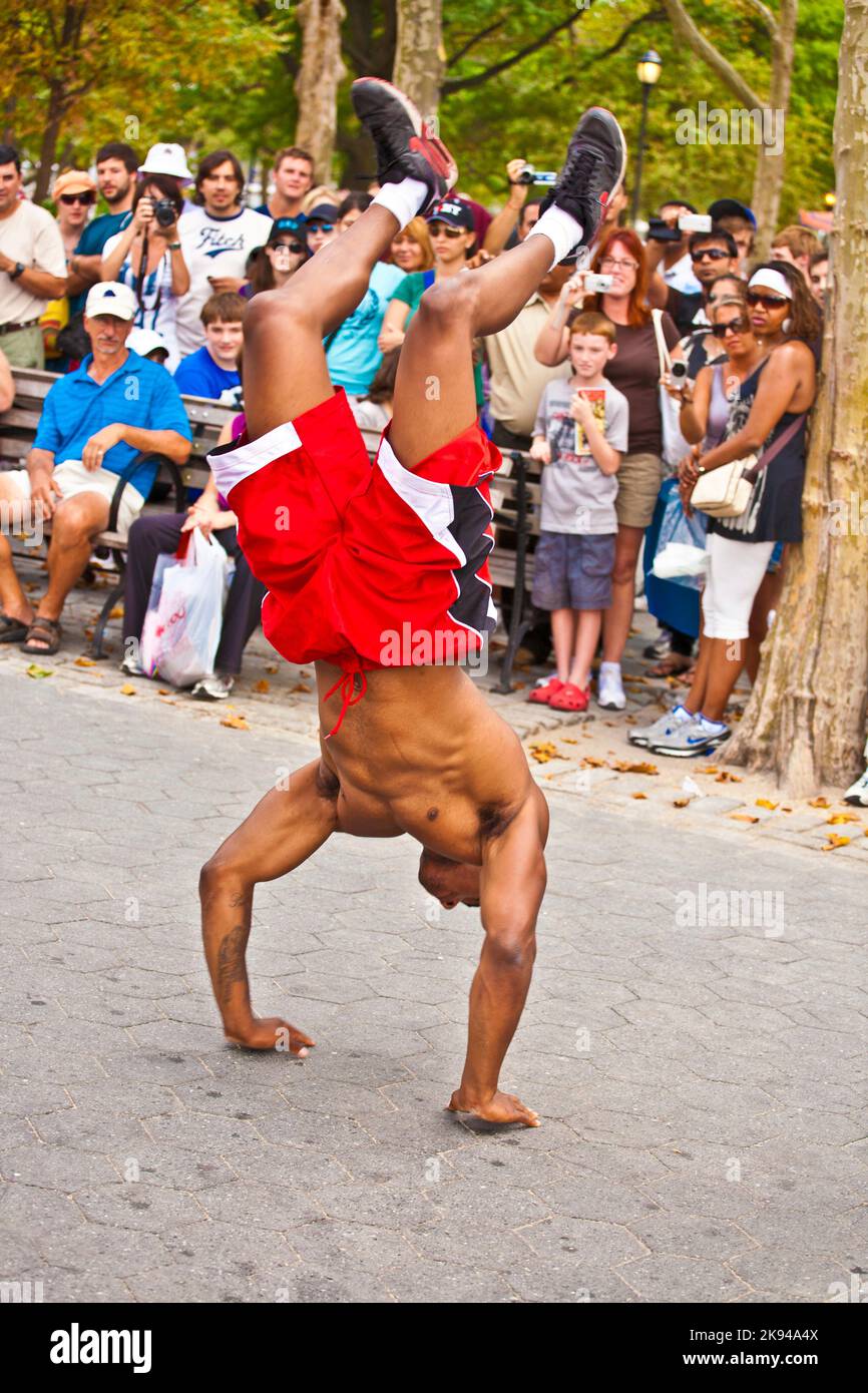 New York, USA - 9. Juli 2010: Bremstänzerin bei einer Open-Air-Performance für Touristen im Battery Park in New York City. Sie bitten um eine Spende, um Mo zu verdienen Stockfoto