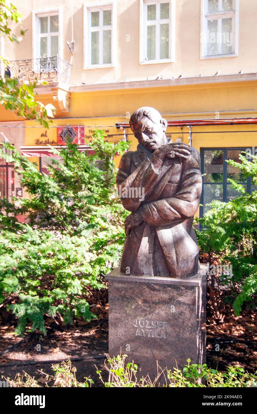 Statue von Attila József fotografiert am Franz-Franz-Franz-Franz-Franz-Franz-Franz-Franz-Franz-Franz-Franz-Franz-Franz-Franz-Franz-Franz-Franz-Ter-Platz in Budapest, Ungarn Attila József 11. April 1905 – 3. Dezember 1937) Stockfoto