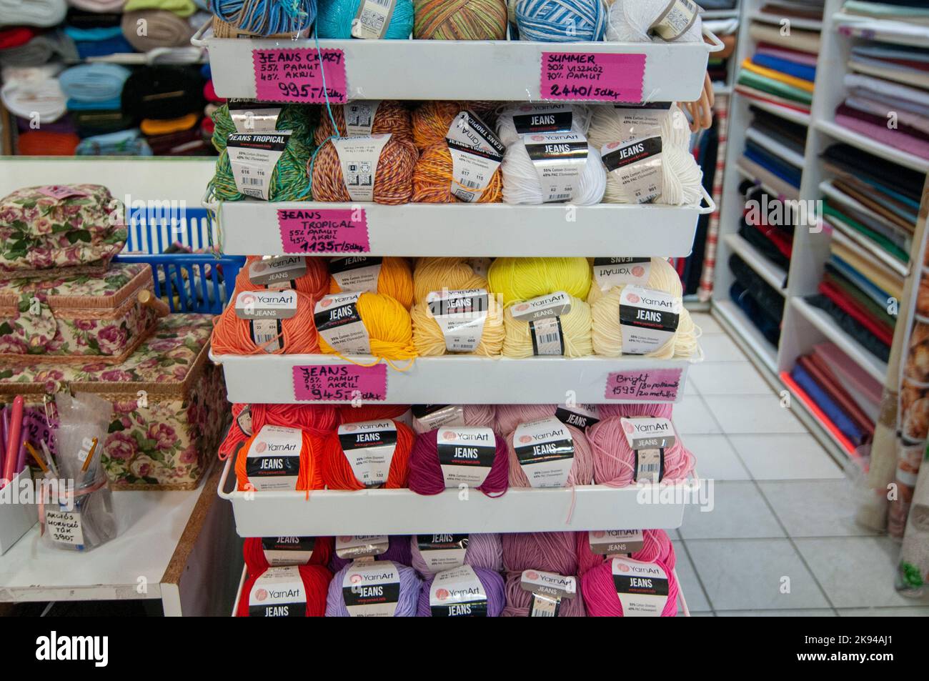 Bunte Handwerk Material und Wolle Shop, Budapest, Ungarn Stockfoto