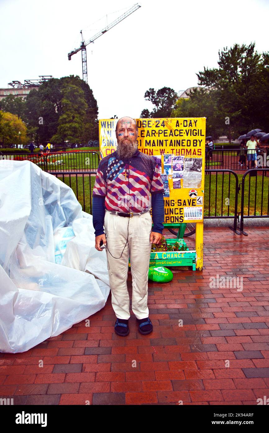 WASHINGTON, USA - 14. JULI: Man ist bei Regen vor dem Weißen Haus für Frieden und gegen Atomwaffen demonstrieren und bleibt dort in seinem Zelt Stockfoto