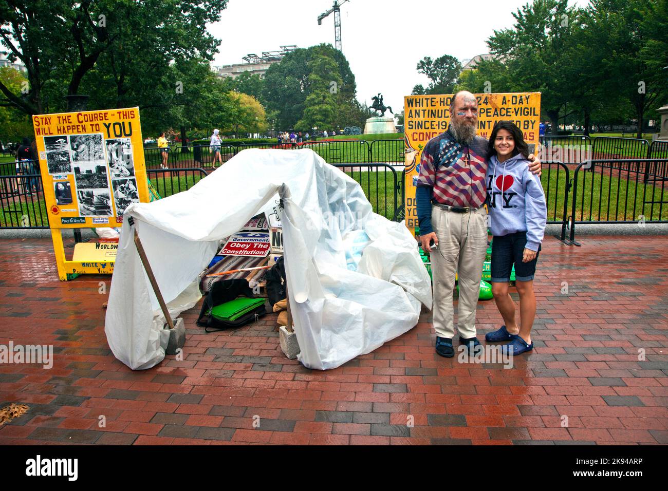 Washington, USA - 14. Juli 2010: Der Mensch demonstriert bei Regen vor dem Weißen Haus für Frieden und gegen nukleare Wapons und bleibt dort in seinem Stockfoto
