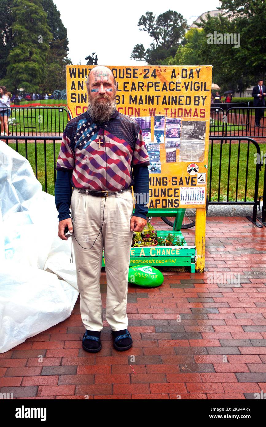Washington, USA - 14. Juli 2010: Der Mensch demonstriert bei Regen vor dem Weißen Haus für Frieden und gegen nukleare Wapons und bleibt dort in seinem Stockfoto