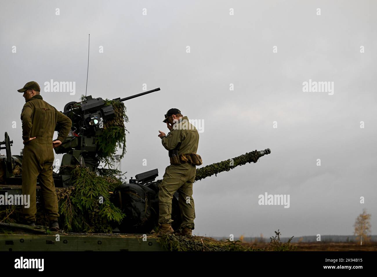 Pabrade. Belgien, 26. Oktober 2022, die Abbildung zeigt das NATO-Bataillon mit verstärkter Vorwärtspräsenz während des offiziellen Staatsbesuchs des belgischen Königspaares in der Republik Litauen am Mittwoch, den 26. Oktober 2022, in Pabrade. BELGA FOTO DIRK WAEM Stockfoto