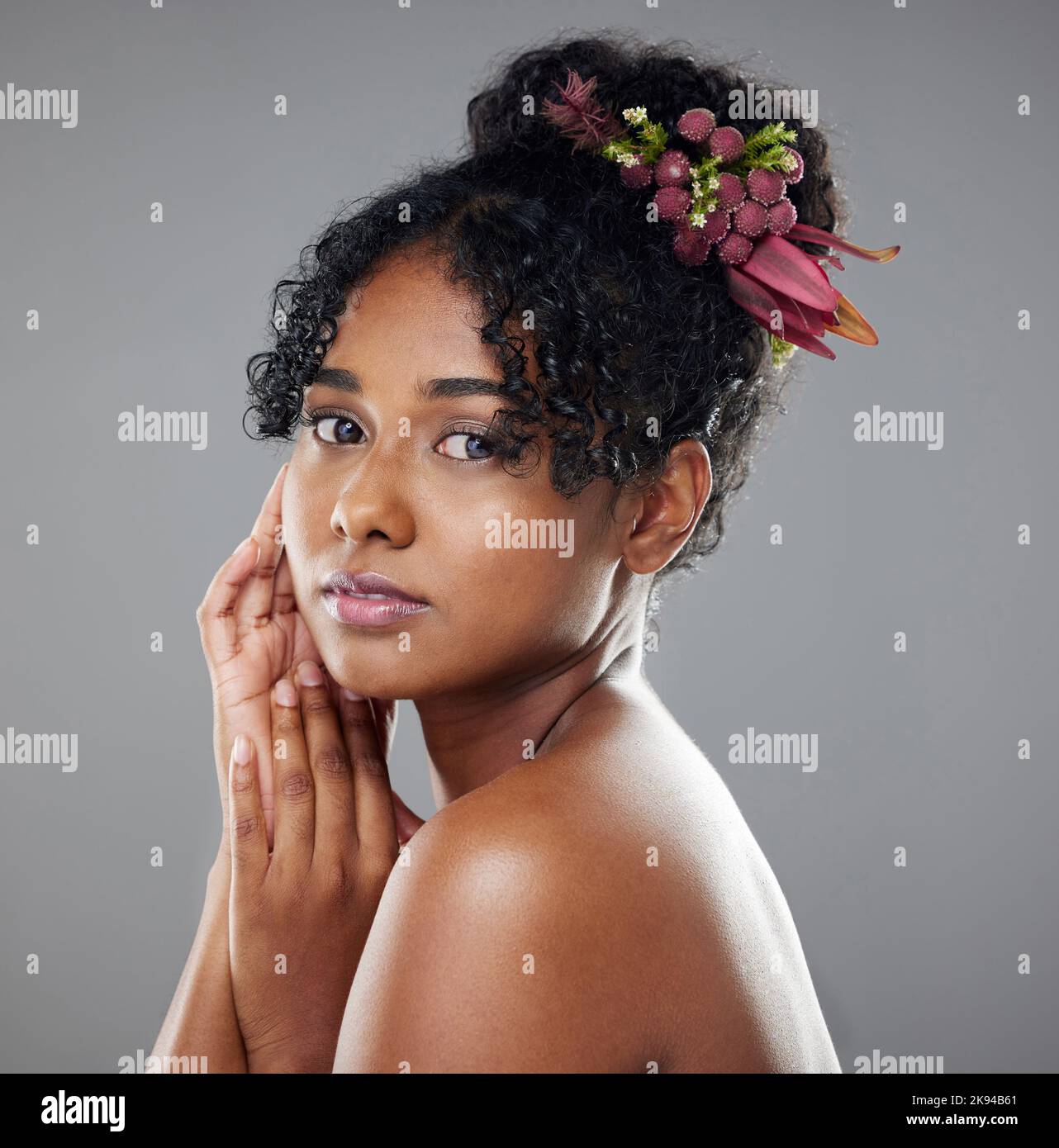 Schwarze Frau, Schönheit und Haare in der Hautpflegekunst für Make-up, Kosmetik oder Behandlung vor grauem Studiohintergrund. Porträt einer afroamerikanischen Frau Stockfoto