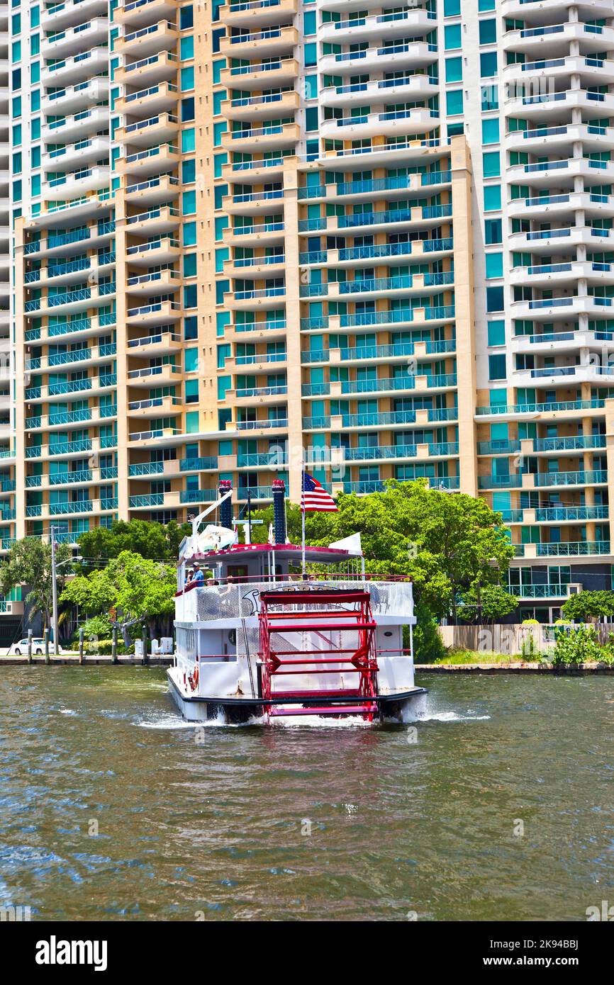 FORT LAUDERDALE, FL - 1. AUGUST: Kreuzfahrt mit dem Tretboot Carrie B am 1. August 2010 in Fort Lauderdale, Florida. Seit 1991 ist die Carrie B PR Stockfoto