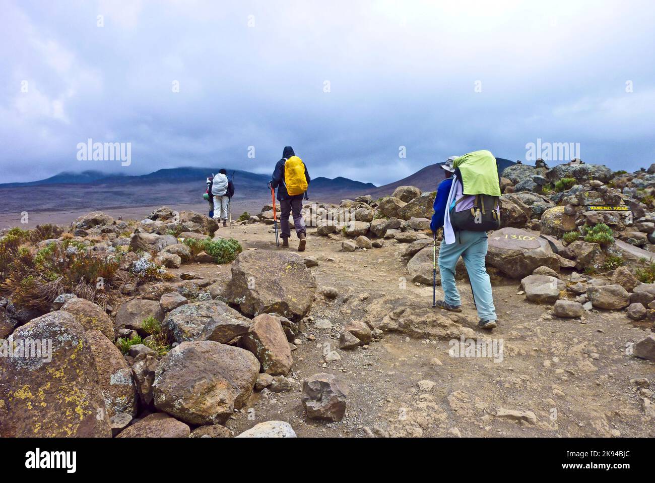 ROMBO, TANSANIA - SEP 3, 2010: Menschen besteigen den Kilimanjaro in Rombo, Tansania. Der Kilimandscharo ist mit 5892me der höchste Berg Afrikas Stockfoto