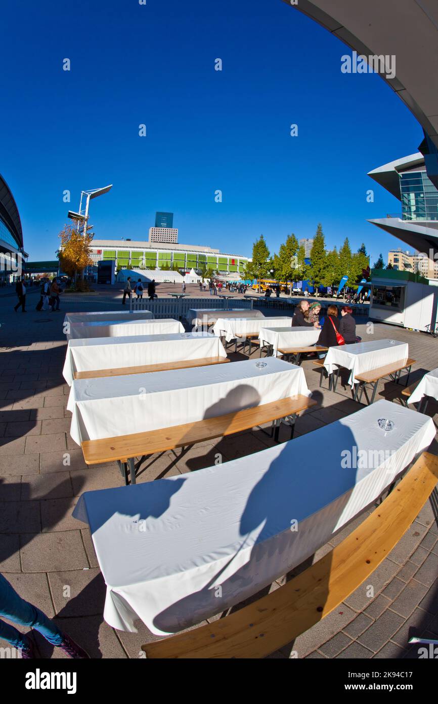 FRANKFURT, DEUTSCHLAND - 10. OKTOBER: Publikumstag zur Frankfurter Buchmesse, Außenansicht zum zentralen Platz mit Tischen für Speisen und Erfrischungen am Bookf Stockfoto