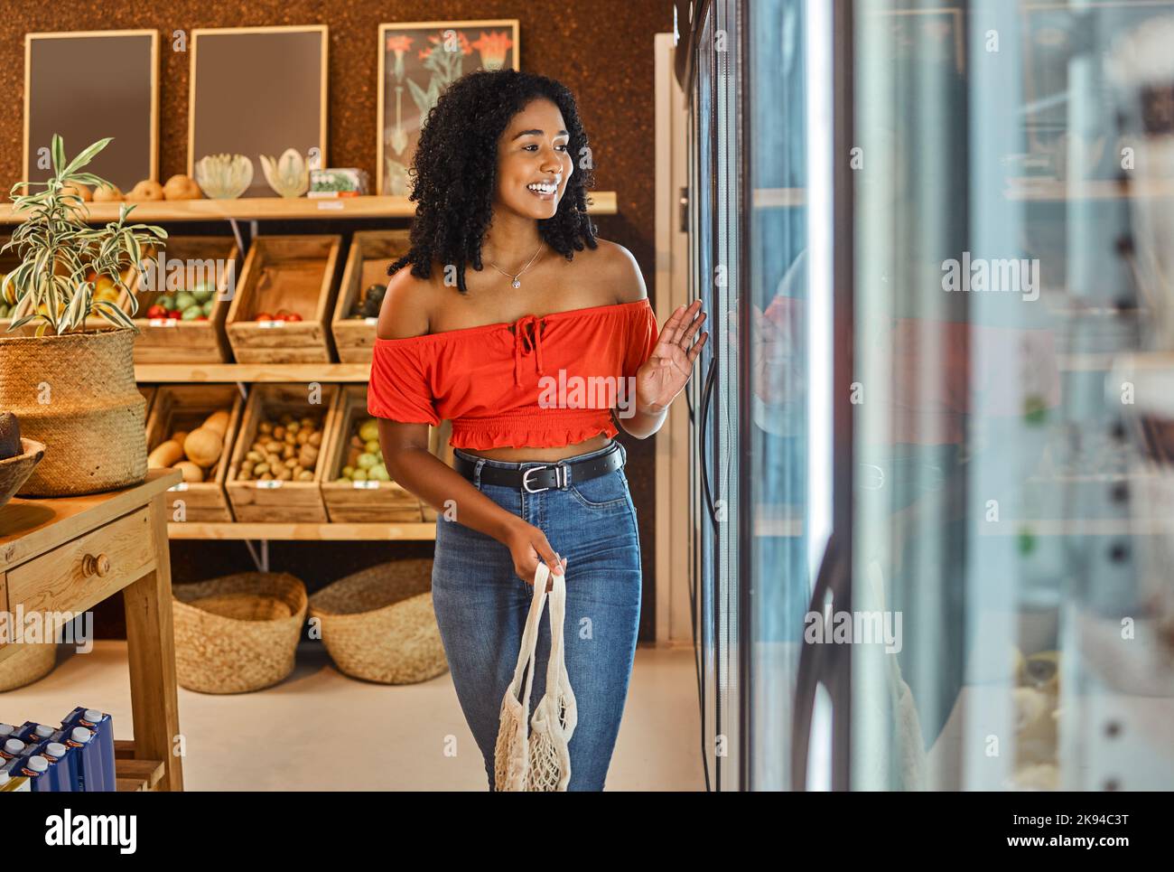 Schwarze Frau, Lebensmitteleinkäufe und Supermarkt, Kunden und Lebensmittel, Lächeln im Kühlschrank und glücklich mit Einzelhandel Rabatt. Junges, kaltes Lagerprodukt Stockfoto