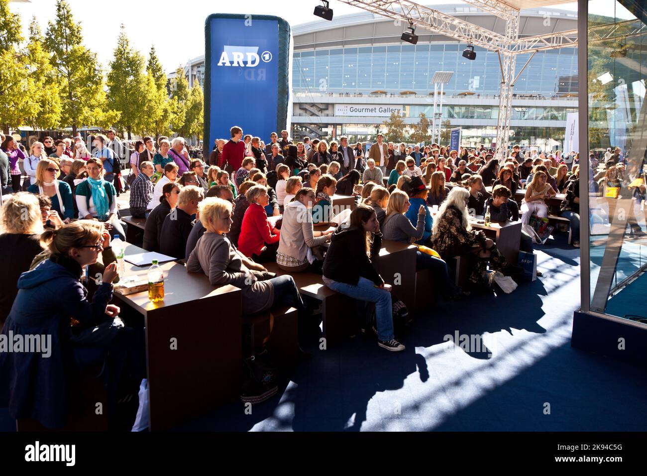 FRANKFURT, DEUTSCHLAND - 10. OKTOBER: Publikumstag auf der Internationalen Frankfurter Buchmesse, buntes Mädchen, das als Manga-Figur aus der Comic-Szene und Posen für die Frankfurter Buchmesse gemacht wurde Stockfoto