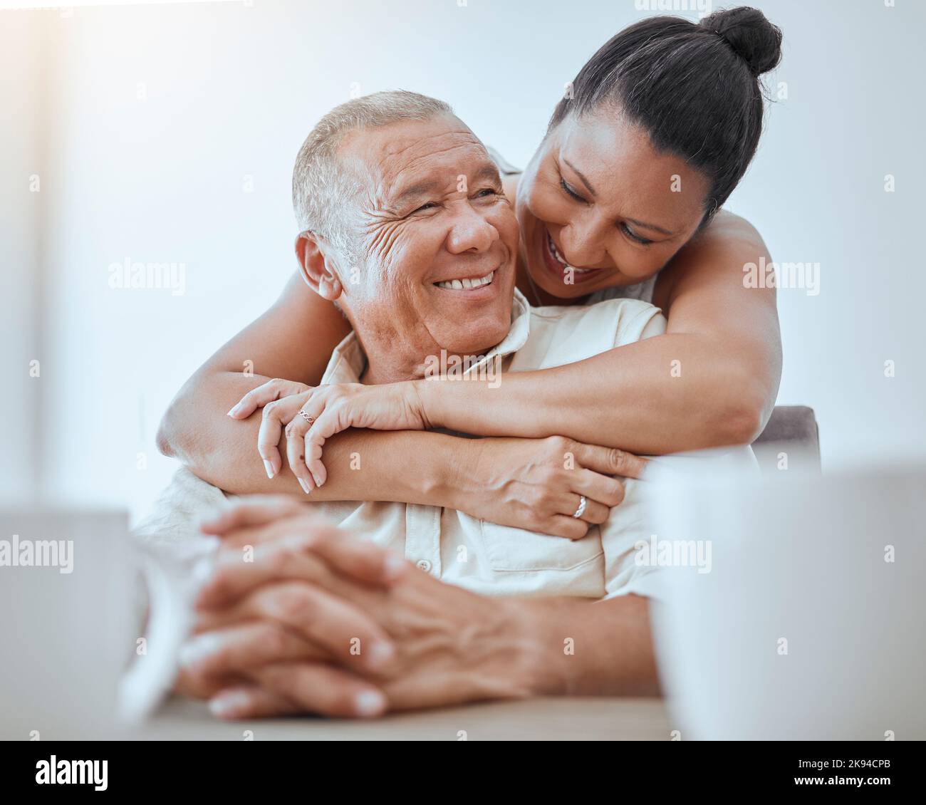 Glückliches Paar, Ruhestand und Umarmung im Haus für die Liebe, entspannen und Pause in Kolumbien Familie zu Hause zusammen. Romantik, Lächeln und ältere Männer, Frauen und Senioren Stockfoto