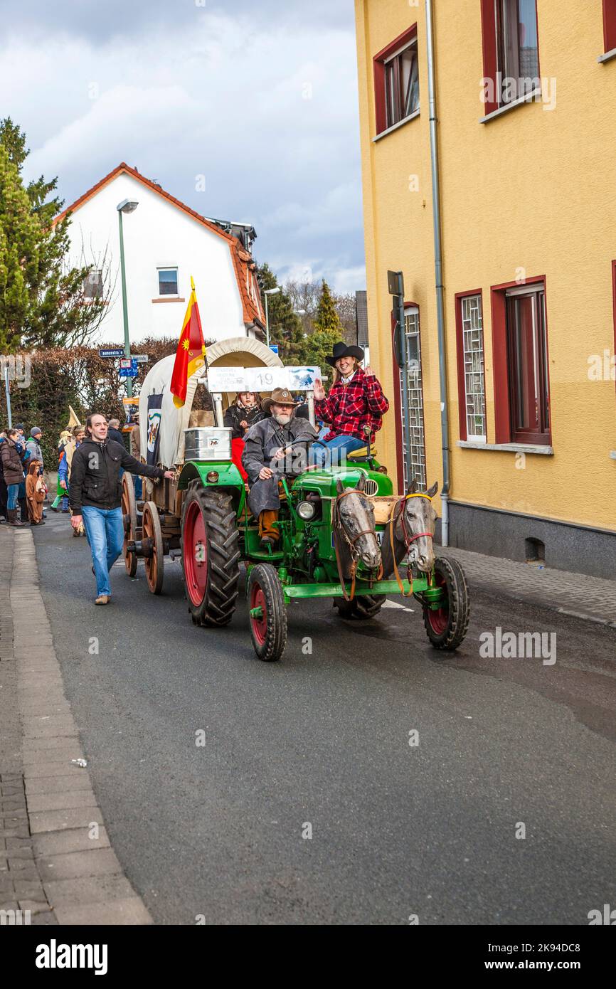 SCHWALBACH, DEUTSCHLAND - BEBRUARY 27: Der Traktor mit Pferdeköpfen fährt am 27. Februar 2011 in Schwalbach durch die Stadt. Die Parade dauert Stockfoto