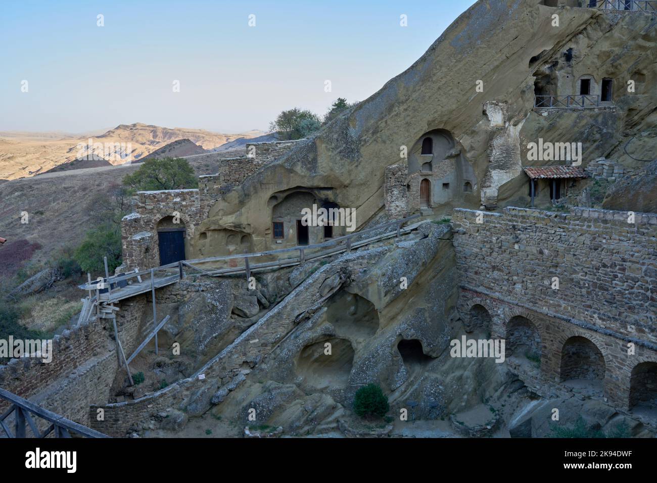 Mönchszellen, Höhlenkloster und Klosteranlage Dawit Garedscha, David Gareja, Berg Udabno, Halbwüste, Steppenlandschaft Garedscha, Kachetien, Georgien Stockfoto