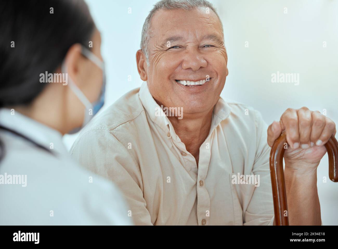 Alter Mann, Stock und covid Arzt im Krankenhaus für Diskussion, Beratung oder Gesundheits-Check-up. Gesundheitsfürsorge, ältere und pensionierte glückliche Männer mit Gehen Stockfoto Alter Mann, Stock und covid Arzt im Krankenhaus für Diskussion, Beratung oder Gesundheits-Check-up. Gesundheitsfürsorge, ältere und pensionierte glückliche Männer mit Gehen Stockfoto