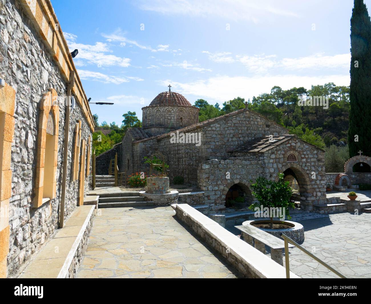 Das Moni Thari Kloster ist eines der wichtigsten religiösen Denkmäler. Laerma, Rhodos, Dodekanes, Südägäis, Griechenland Stockfoto