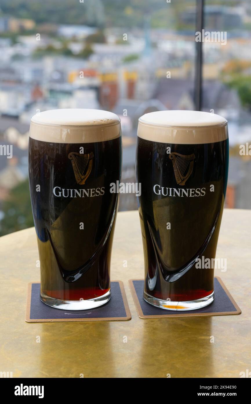 Irland Irland Irland Irland St James's Gate Guinness Storehouse Beer Stout porter black ALE gestartet 1759 Panoramablick von der 7.-Stock-Bar 2 Pints Guinness Stockfoto