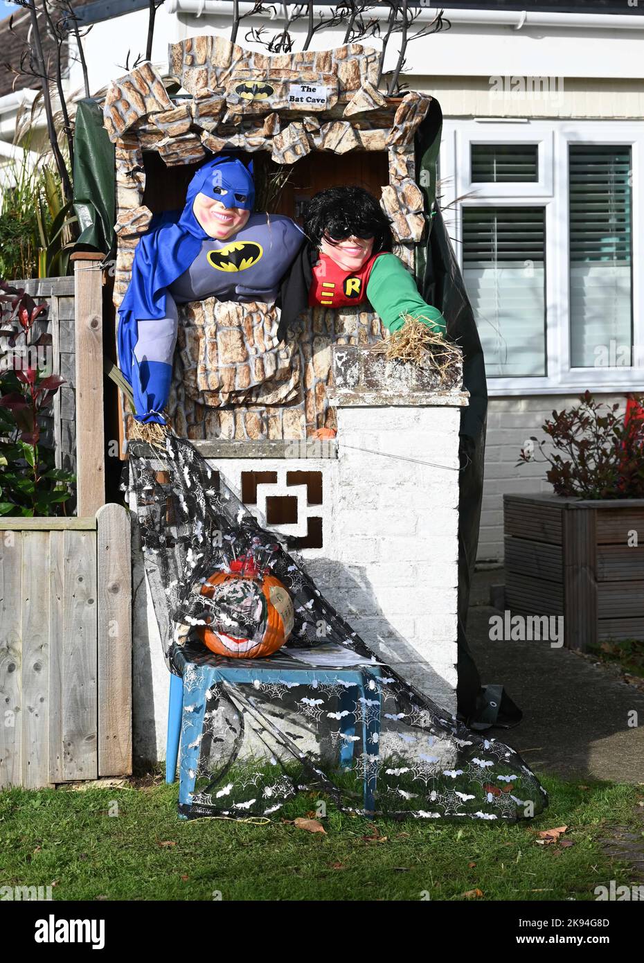 Worthing UK 26. October 2022 - Eine Vogelscheuche von Batman und Robin nimmt am jährlichen Vogelscheuchen-Festival in Ferring bei Worthing, West Sussex Teil. Über 70 Vogelscheuchen werden voraussichtlich über die Woche im ganzen Dorf erscheinen : Credit Simon Dack / Alamy Live News Stockfoto