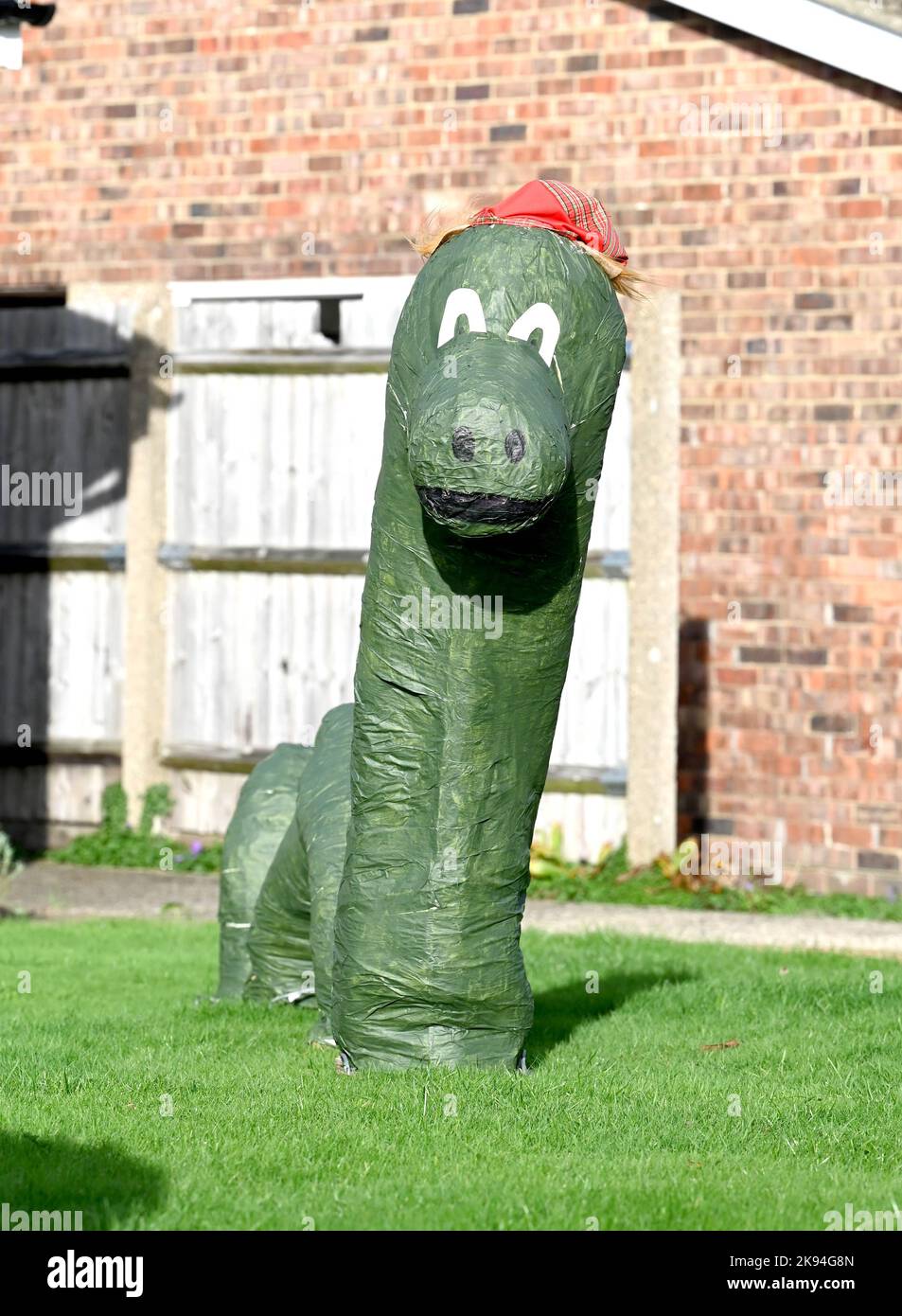 Worthing UK 26. October 2022 - Nessie ist vor einem Haus aufgetreten, das am jährlichen Vogelscheuchen-Festival in Ferring bei Worthing, West Sussex, teilnimmt. Über 70 Vogelscheuchen werden voraussichtlich über die Woche im ganzen Dorf erscheinen : Credit Simon Dack / Alamy Live News Stockfoto