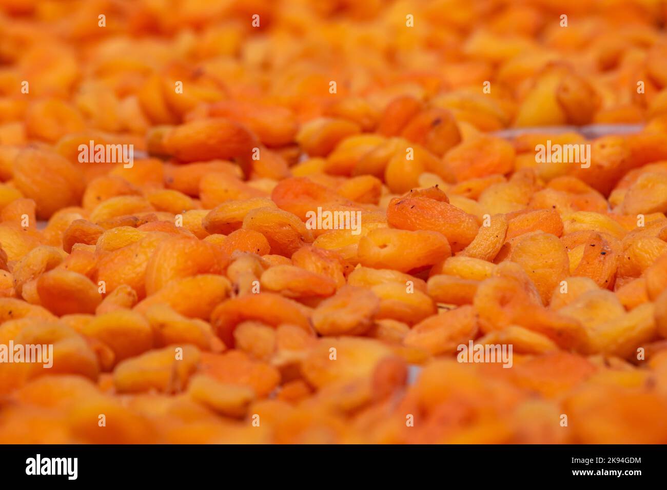 Getrocknete Aprikose Produktion Hintergrundbild. Bio vegane Lebensmittel Konzept. Getrocknete Aprikosenproduktion in der Türkei von Malatya. Stockfoto