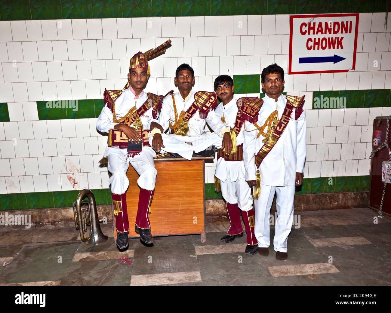 Delhi, Indien - 9. November 2011: Mitglieder einer Blaskapelle zeigen dem Publikum in einer unterirdischen Passage in Dehli, Indien, ihr Repertoire. Messingbänder w Stockfoto