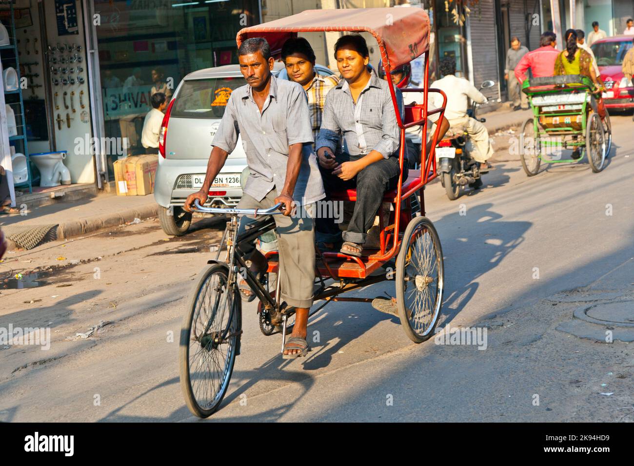 DELHI, INDIEN - NOV 8: Rikscha-Fahrer transportiert Passagiere am frühen Morgen des 08,2011. November in Delhi, Indien. In Delhi wurden Fahrradrickshaws eingeführt Stockfoto
