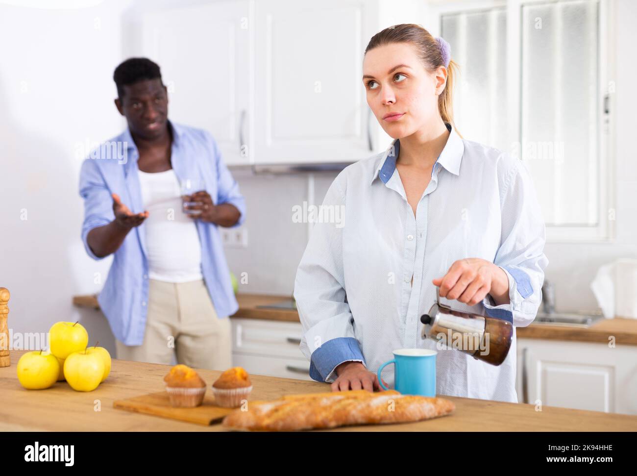 Häuslicher Streit zwischen Mann und Frau in der Küche während des Frühstücks Stockfoto