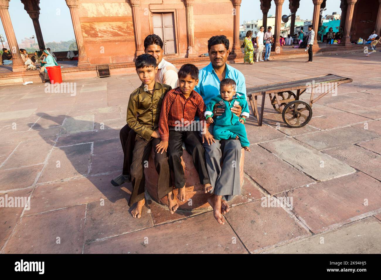 DELHI, INDIEN - NOV 8: Vater als Verehrer mit Familie ruht am 8,2011. November auf dem Hof der Jama Masjid Moschee in Delhi. Jama Masjid ist das Prinzip Stockfoto