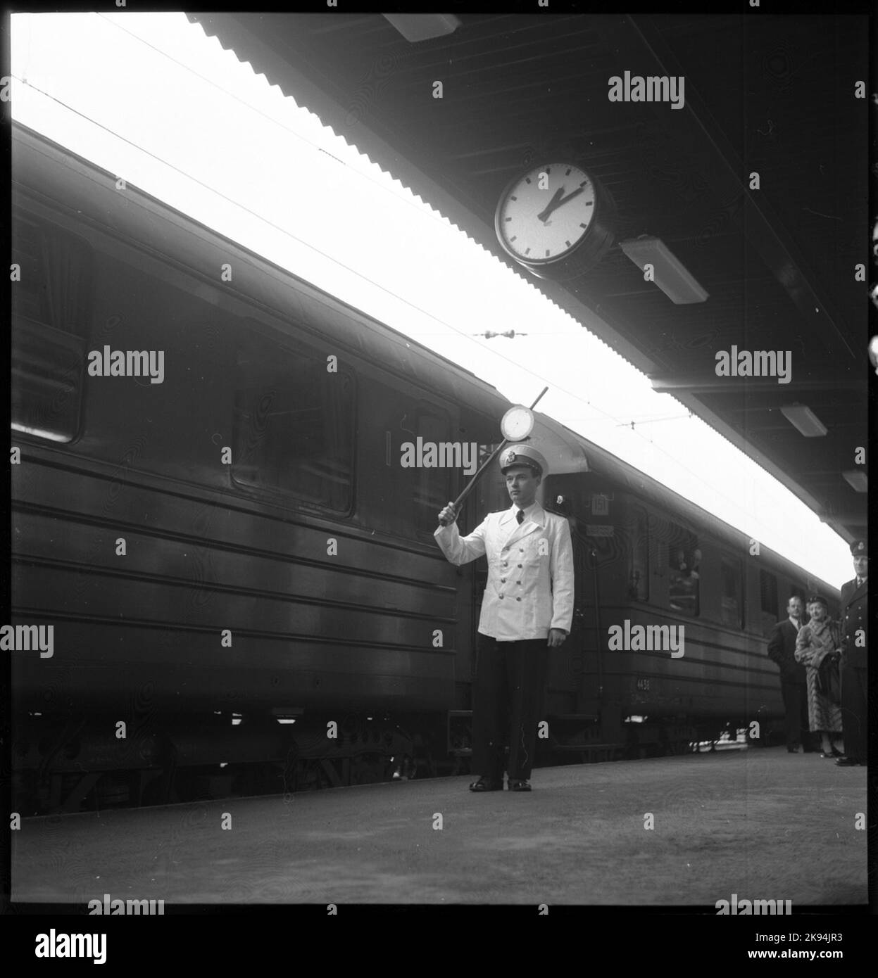 Die Staatsbahnen, SJ 4458. Ein Zugreifer ist für die Einhaltung des