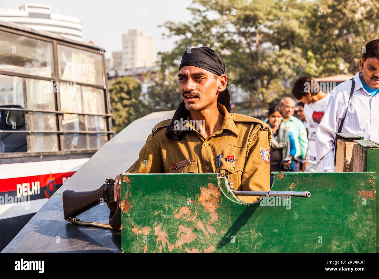 NEU DELHI - NOVEMBER 11: Polizisten bewachen Connaught Place dauerhaft nach dem Schussvorfall am 19. September 2010, bei dem Touristen auf No verletzt wurden Stockfoto