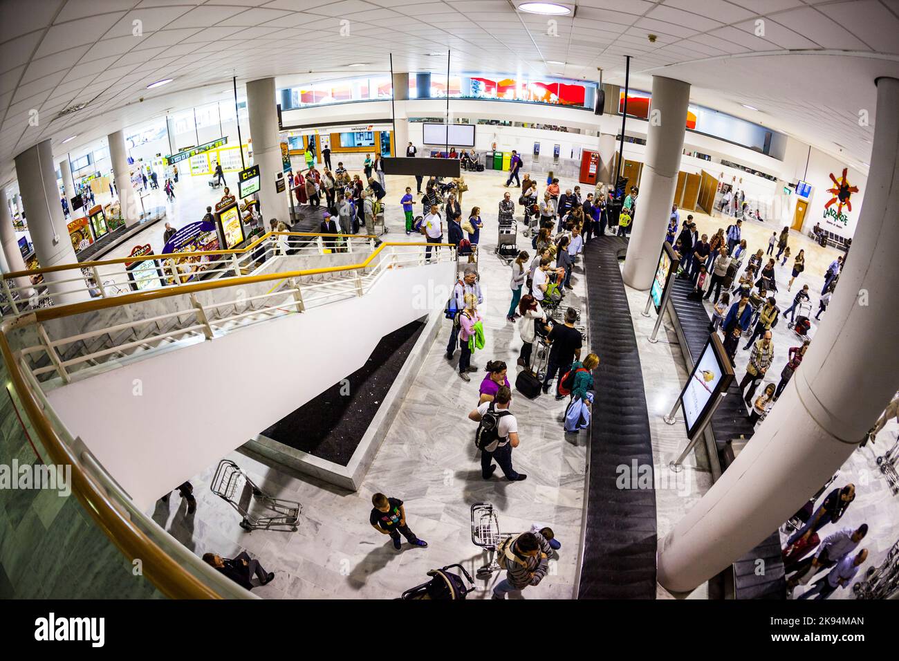 ARRECIFE, SPANIEN - 1. APRIL: Touristen warten am 1,2012. April in Arrecife, Spanien, am Flughafen Lanzarote auf ihr Gepäck. Das neue Terminal war b Stockfoto