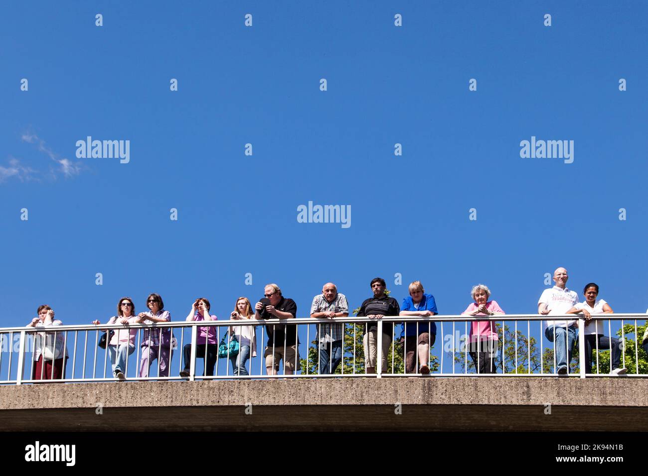 SCHWALBACH, DEUTSCHLAND - MAI 1: Menschen beobachten das Radrennen 51. rund um Den Finanzplatz Eschborn-Frankfurt am 1,2012. Mai in Schwalbach, Deutschland. Die w Stockfoto