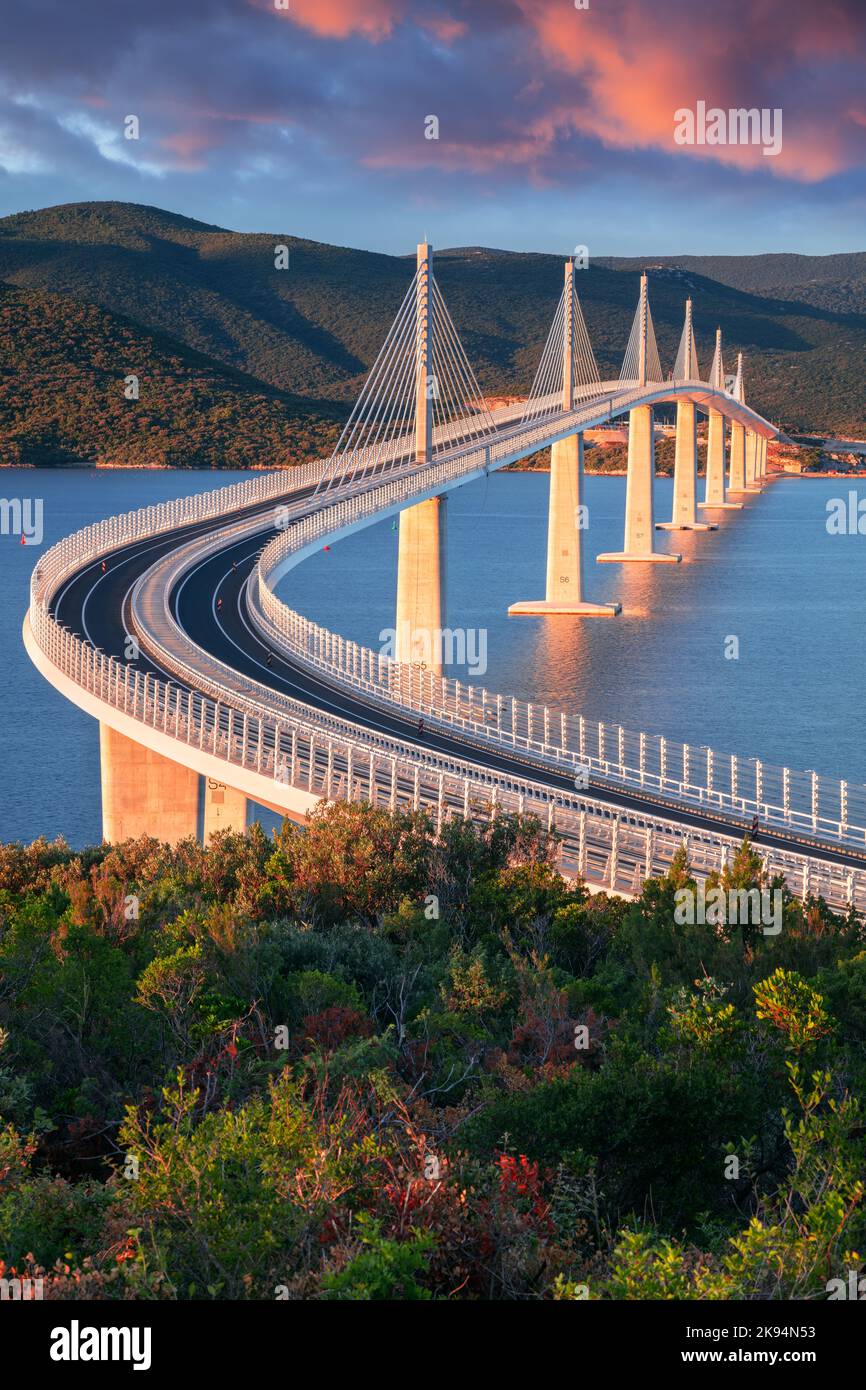 Peljesac-Brücke, Kroatien. Bild der schönen modernen mehrspan Kabel-blieb Peljesac Brücke über das Meer in Dubrovnik-Neretva County, Kroatien in sunri Stockfoto