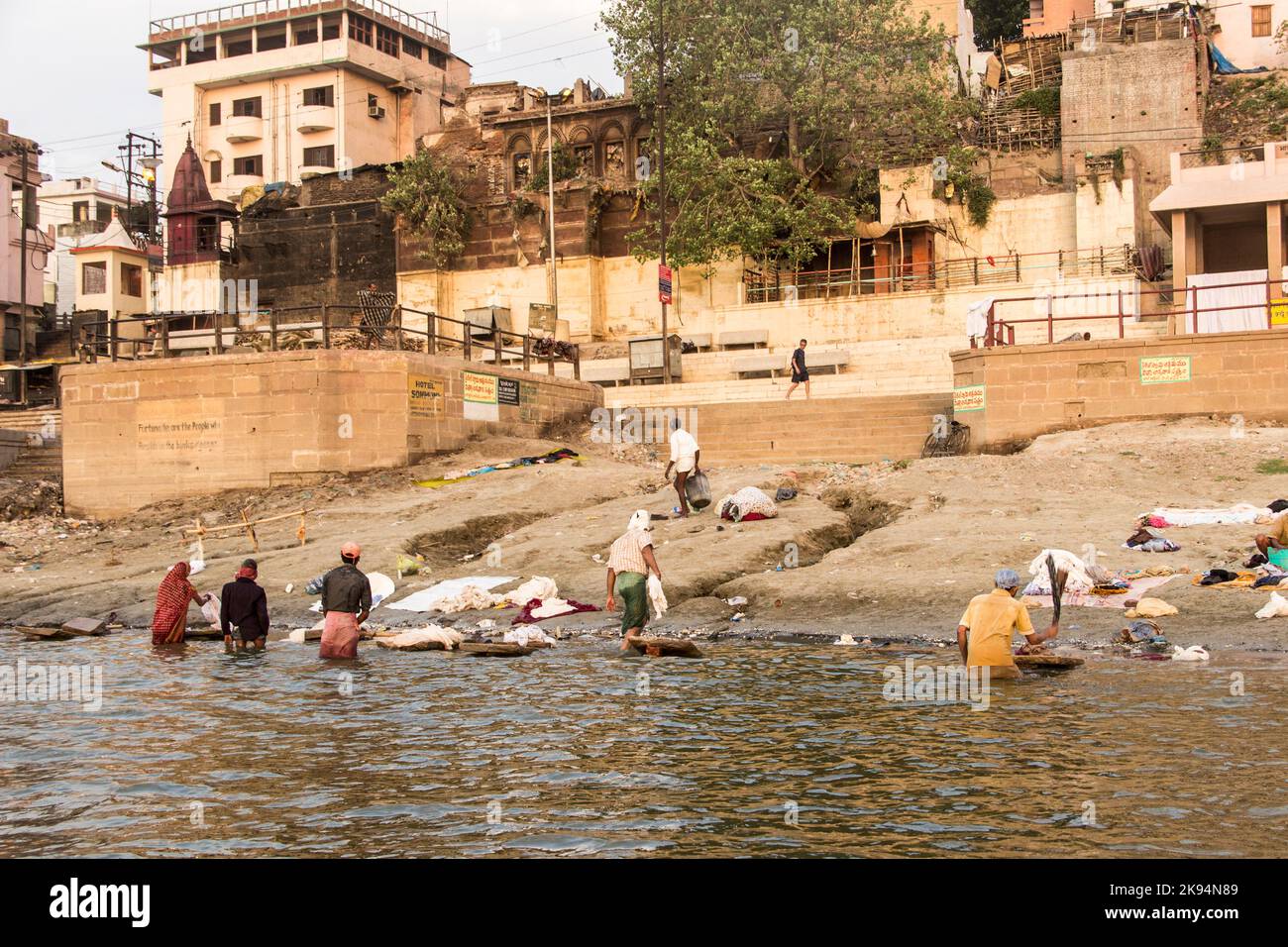 VARANASI, INDIEN - 26. FEBRUAR: Menschenmassen, die das Baden im heiligen Fluss Ganges in Varanasi am 26. Februar 2006 in Varanasi, Indien, anbeten. Stockfoto