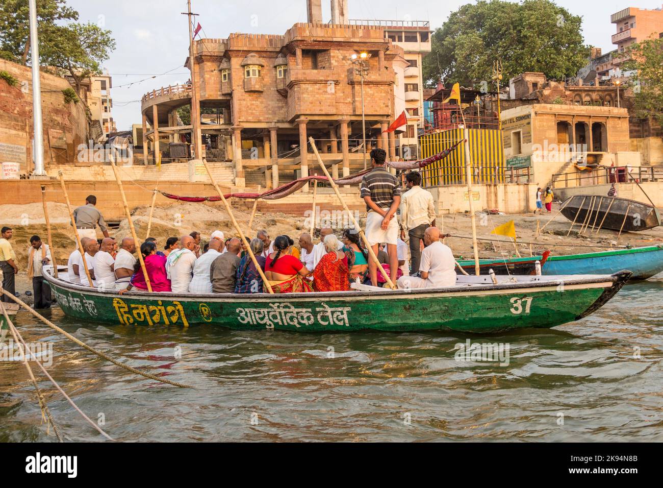 VARANASI, INDIEN - 5. MAI: Menschen überqueren den ganges mit der Fähre am berühmten Ghat, im heiligen Varanasi, Uttar Pradesh, am 5. Mai 2012 in Varanasi, Indien. Am meisten Stockfoto