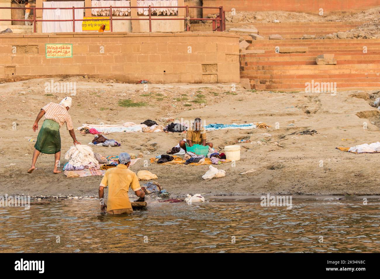 VARANASI, INDIEN - 26. FEBRUAR: Menschenmassen, die das Baden im heiligen Fluss Ganges in Varanasi am 26. Februar 2006 in Varanasi, Indien, anbeten. Stockfoto